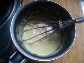 再加入30克牛奶（方子内）边倒边搅，成细腻光滑的面糊。