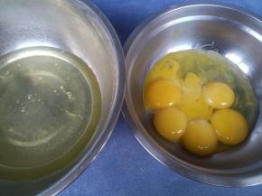 分离蛋清蛋黄，蛋清盆需无油无水，五个蛋黄加一个全蛋打入盆内。