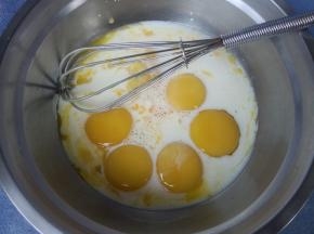 加入牛奶，玉米油搅拌均匀。