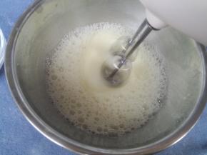 蛋白加入几滴柠檬汁，细砂糖分三次加入蛋白。搅打至鱼眼泡加入第一次糖。