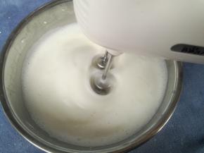 出现细腻蛋糊加入第二次糖。