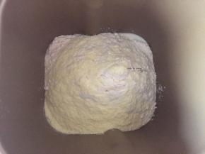 2.	汉堡胚材料按照盐、糖对角放，先液体后粉类的顺序称量好入面包机桶（温度比较高，酵母我没放，后放的）