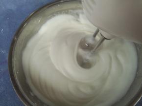 出纹路加入第三次细砂糖。