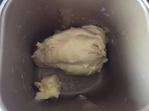 3.	揉匀后，加入汤种和酵母继续揉一个程序，再加入软化的黄油