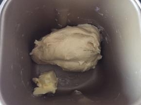 3.	揉匀后，加入汤种和酵母继续揉一个程序，再加入软化的黄油