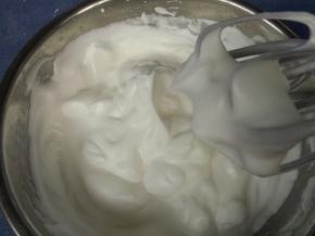 直至拉起打蛋器出现直立尖角状态。开始预热烤箱上下火140度十分钟。