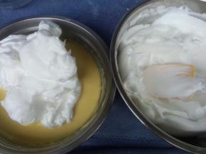 取三分之一蛋白糊加入蛋黄糊内，以翻拌或切拌的手法混合均匀。