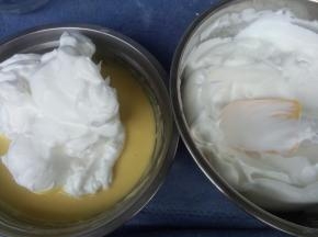 取三分之一蛋白糊加入蛋黄糊内，以翻拌或切拌的手法混合均匀。