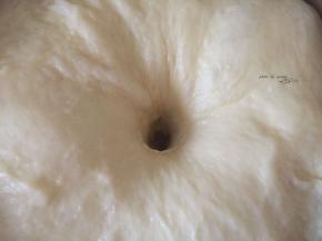 6.	面团发酵到两倍大，手指戳洞不立刻缩回来即可