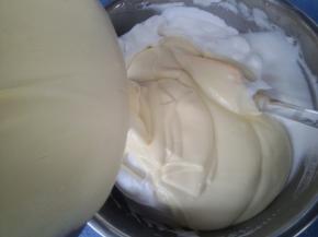 倒回蛋白盆，再次以翻拌或切拌的手法混合均匀。