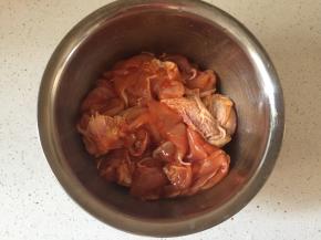 5.	发酵时间把鸡腿洗净去骨，用奥尔良烤肉料腌制上（温度高了，放冰箱里，中途拿出来翻面）