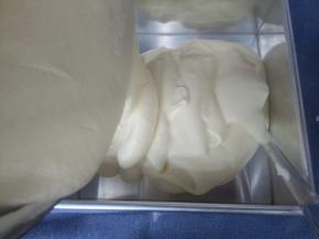 倒入模具内（我用的是八寸方模）。