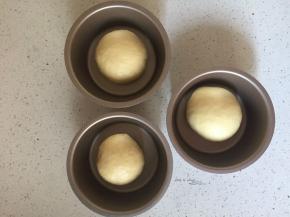 8.	放入4寸不粘圆模中，入烤箱，底部一盆热水，进行二发