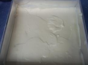 用刮板抹平，轻震两下，震出大气泡。