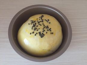 10.	面团发酵到2倍大，表面刷蛋液撒芝麻