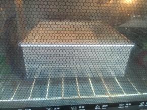 立即送入预热好的烤箱内，上下火140度烘烤40分钟转上下150度25分钟。