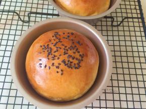 11.	烤箱预热 180度，将面包胚进行烘烤，20分钟左右，注意查看颜色变化，及时加盖锡纸，取出烤好的汉堡胚。