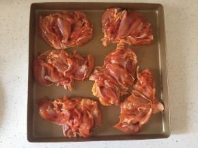 13.	将腌制好的鸡腿肉，烤箱 200度，20-25分钟左右烘烤，中途取出，用腌制的烤肉料加一勺蜂蜜拌匀刷表面