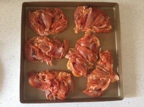 13.	将腌制好的鸡腿肉，烤箱 200度，20-25分钟左右烘烤，中途取出，用腌制的烤肉料加一勺蜂蜜拌匀刷表面