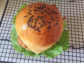 15.	然后就根据你喜好，生菜、荷包蛋、沙拉酱、奥尔良鸡腿肉、芝士片一层层叠加，盖上上面的面包，汉堡就做好啦