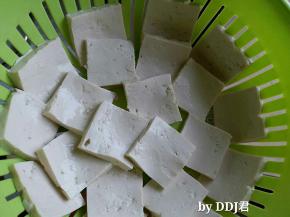 切成厚度均匀的块儿，用沥水篮装着控干