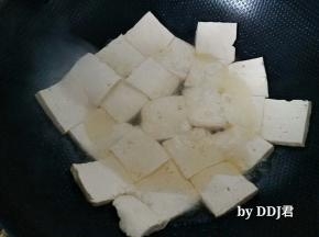 豆腐放进油锅，小火煎炸