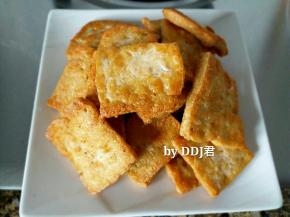 炸成脆皮豆腐后盛到盘里，把锅里多的油倒掉，留少许底油