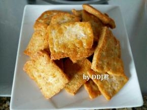 炸成脆皮豆腐后盛到盘里，把锅里多的油倒掉，留少许底油