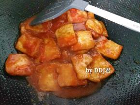 再把豆腐和酱汁一起放锅里，收汁就可以盛出装盘