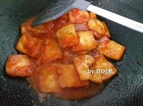 再把豆腐和酱汁一起放锅里，收汁就可以盛出装盘