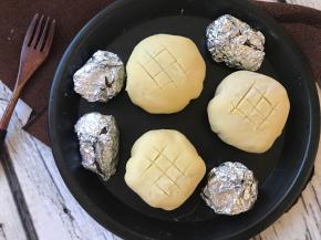 依次完成所有后在表面割口。涂上蛋黄牛奶液。