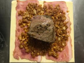 披上蘑菇酱。再放入一块儿牛肉。