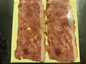 酥皮软化后如图摆上培根肉。