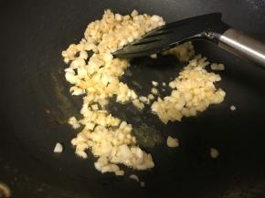 煎牛肉的油不动、放入蘑菇碎中火翻炒均匀。