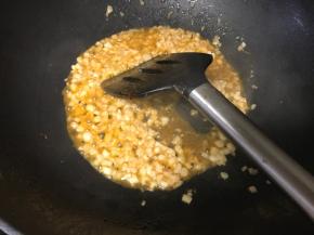 加入番茄酱和花生酱再次翻炒。