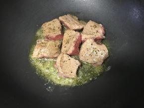 一面煎好后翻面。