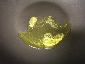 加热不粘锅，放入黄油融化，再加入20克橄榄油。