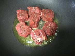 放入牛肉块大火煎制。