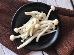 蘑菇洗净，任意品种都可。