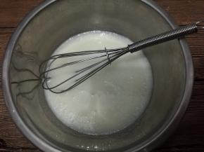 玉米油，牛奶，10克糖放入盆内，用搅拌器搅拌均匀，充分乳化。