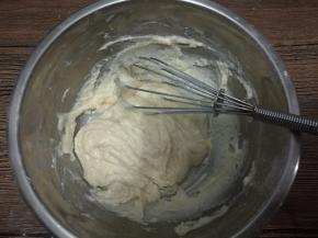 筛入低粉，以“一”字或“井”字形搅拌均匀。