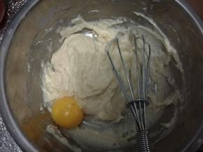 加入蛋黄，同样手法混合均匀，每加入一个混合均匀后再加入下一个，直至四个加完。