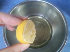 先把烤箱预热上下火175度预热10分钟。开始打发蛋白。蛋白内挤入柠檬汁，打出鱼眼泡，加入三分之一糖，继续打发。