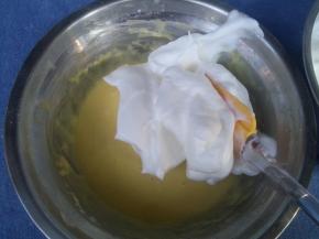 取三分之一蛋白加入蛋黄糊内，以翻拌或切拌的手法混合均匀。