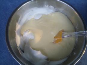 倒回蛋白盆内，再次以翻拌或切拌的手法混合均匀。