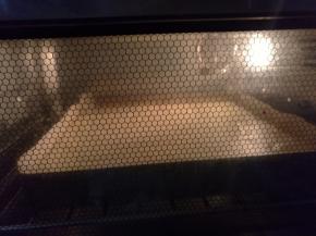 轻震几下震出大气泡，送入预热好的烤箱，以上火170度，下火145度焙烤20分钟即可。