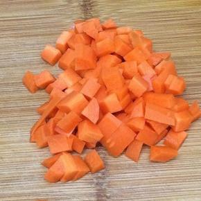 胡萝卜切成和玉米粒大小的块