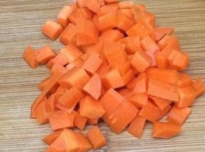 胡萝卜切成和玉米粒大小的块