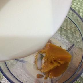 把南瓜放入料理机中，加入牛奶
