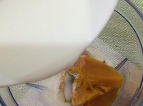 把南瓜放入料理机中，加入牛奶
